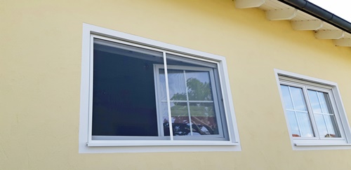 Spannrahmen für breite Fenster mit Gewebeteilender Sprosse